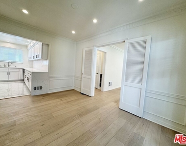 408 1/2 S Spalding Drive - Photo Thumbnail 10