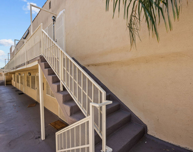 1540 N Fuller Avenue - Photo Thumbnail 5