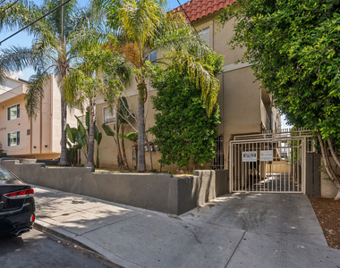 1540 N Fuller Avenue - Photo Thumbnail 4