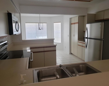 136 Desert Falls Drive E - Photo Thumbnail 9