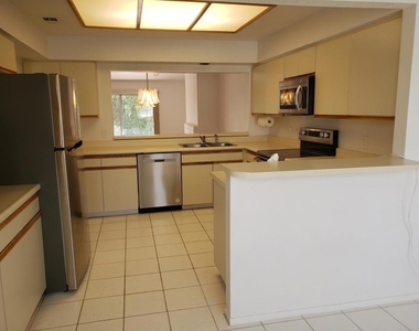 136 Desert Falls Drive E - Photo Thumbnail 14