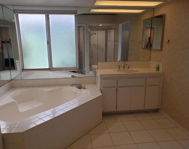 136 Desert Falls Drive E - Photo Thumbnail 23