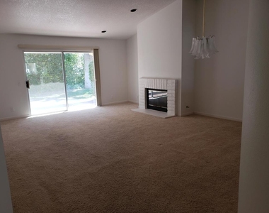136 Desert Falls Drive E - Photo Thumbnail 6