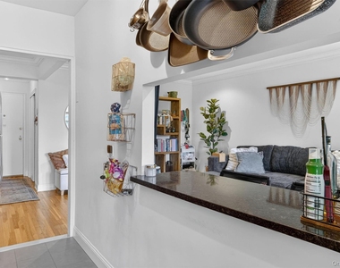 325 King Street - Photo Thumbnail 15