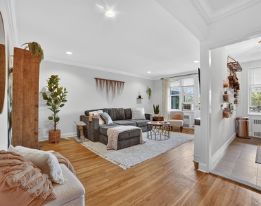 325 King Street - Photo Thumbnail 3