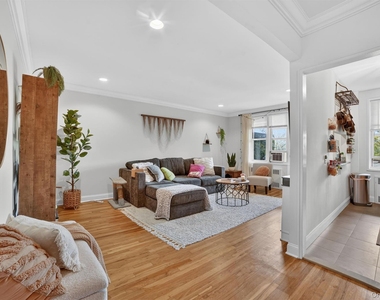 325 King Street - Photo Thumbnail 5