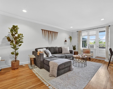 325 King Street - Photo Thumbnail 2