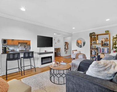 325 King Street - Photo Thumbnail 8