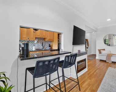 325 King Street - Photo Thumbnail 10