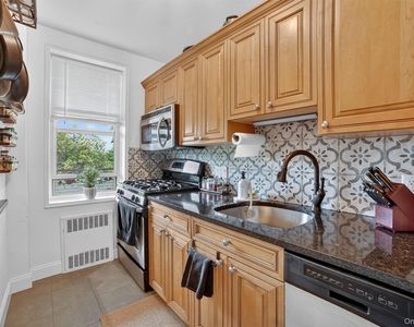 325 King Street - Photo Thumbnail 13