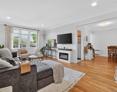 325 King Street - Photo Thumbnail 6