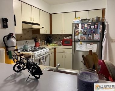 404 Carhart Court - Photo Thumbnail 2