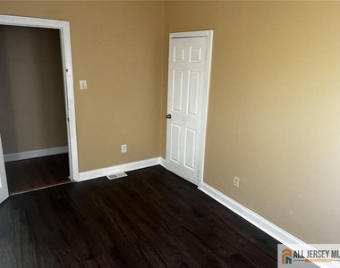 186 Comstock Street - Photo Thumbnail 5