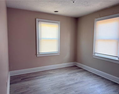 307 Hawthorne Drive - Photo Thumbnail 8