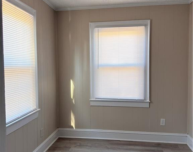 307 Hawthorne Drive - Photo Thumbnail 2