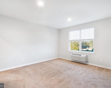 400 E Oak Avenue - Photo Thumbnail 6