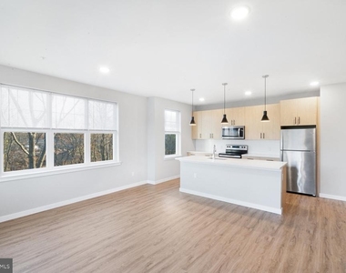 400 E Oak Avenue - Photo Thumbnail 4