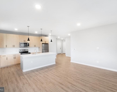 400 E Oak Avenue - Photo Thumbnail 1