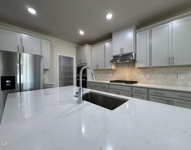 101 Klamath Drive - Photo Thumbnail 4