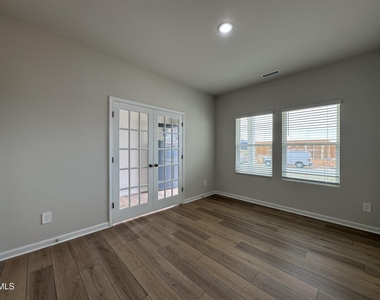 101 Klamath Drive - Photo Thumbnail 2