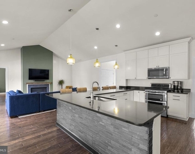 17601 Crystal Spring Terrace - Photo Thumbnail 10