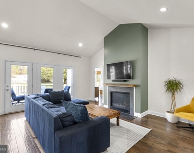 17601 Crystal Spring Terrace - Photo Thumbnail 4