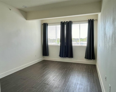 604 N Bluff Dr - Photo Thumbnail 18