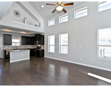 9802 Tanglemede St - Photo Thumbnail 5