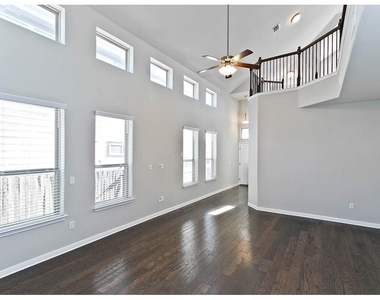 9802 Tanglemede St - Photo Thumbnail 4
