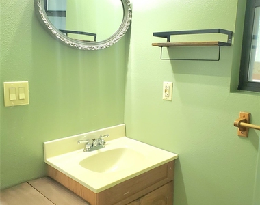 1052 Hidden Hills Dr - Photo Thumbnail 10