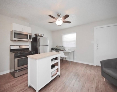 2401 Manor Rd - Photo Thumbnail 3