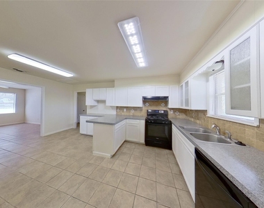 205 E 2nd St - Photo Thumbnail 13