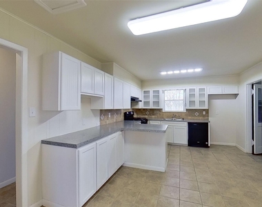 205 E 2nd St - Photo Thumbnail 2