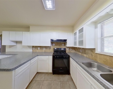 205 E 2nd St - Photo Thumbnail 14