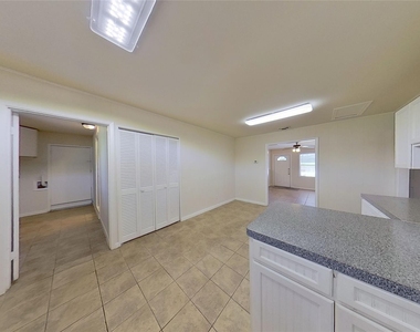 205 E 2nd St - Photo Thumbnail 15