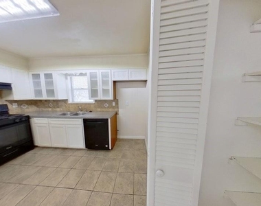 205 E 2nd St - Photo Thumbnail 17