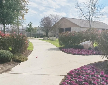 317 Hyacinth Way - Photo Thumbnail 5
