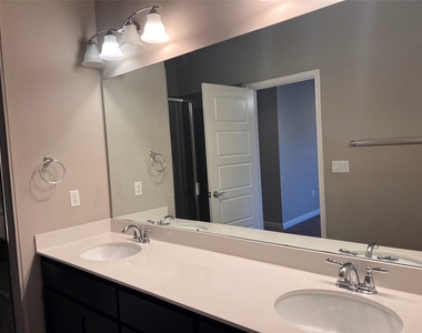 13800 Lyndhurst St - Photo Thumbnail 13