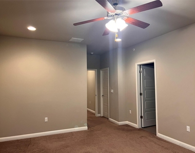 13800 Lyndhurst St - Photo Thumbnail 12