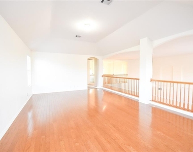 2101 Smoke Tree Trl - Photo Thumbnail 12