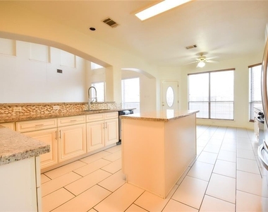 2101 Smoke Tree Trl - Photo Thumbnail 5
