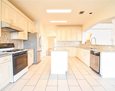 2101 Smoke Tree Trl - Photo Thumbnail 6