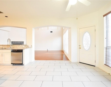 2101 Smoke Tree Trl - Photo Thumbnail 7