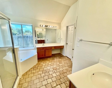 902 Cashew Ln - Photo Thumbnail 9