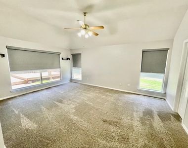 902 Cashew Ln - Photo Thumbnail 7