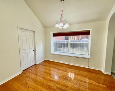 902 Cashew Ln - Photo Thumbnail 3