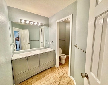 902 Cashew Ln - Photo Thumbnail 13