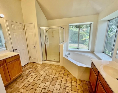 902 Cashew Ln - Photo Thumbnail 8