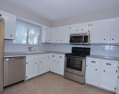 203 County Glen St - Photo Thumbnail 4