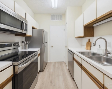 2804 Rio Grande St - Photo Thumbnail 3